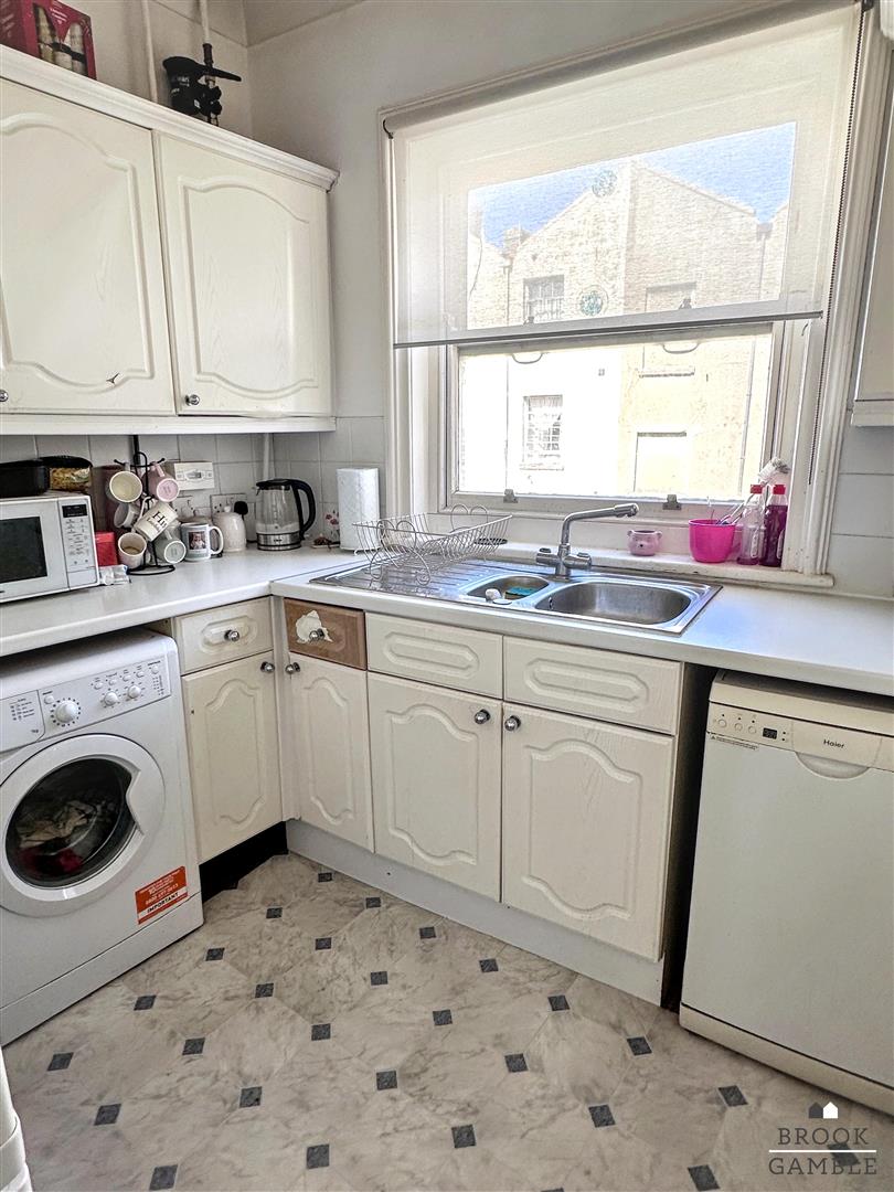 2 Bedroom Flat - Conversion. Elms Avenue in Eastbourne,  8